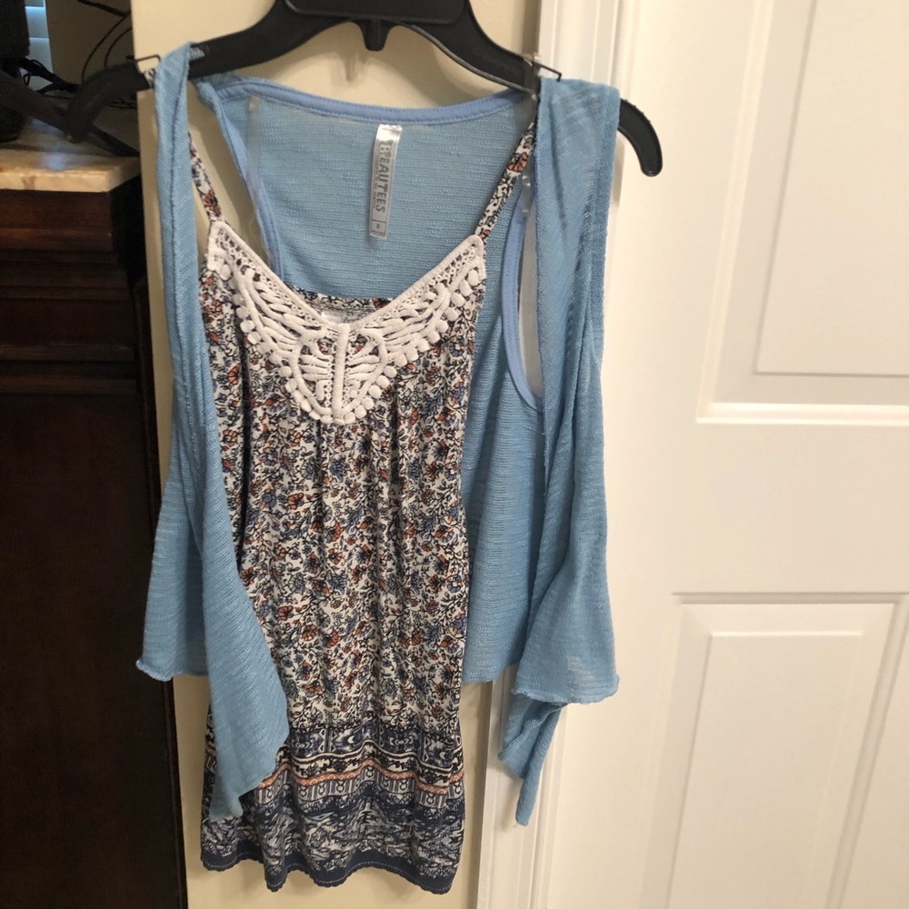 Set of top and sleeveless jacket. Girls medium.